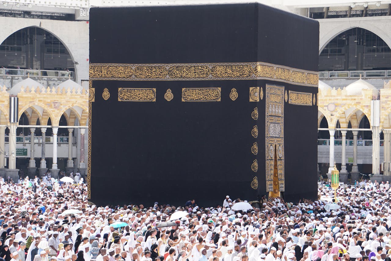 Aerial view of the Kaaba in Mecca surrounded by worshippers during pilgrimage.